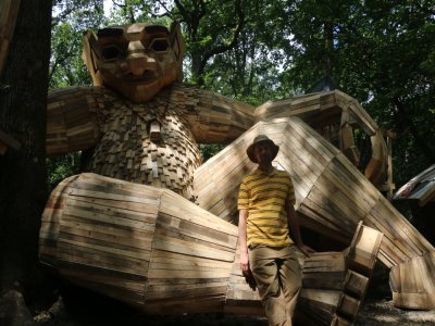 Thomas Dambo, sculpteur danois, est spécialiste de projets XXL. Il est à l'origine du géant dans la forêt. Il donne vie à des êtres incarnant des gardiens de la forêt. L'artiste s'est notamment inspiré d'histoires et légendes locales.