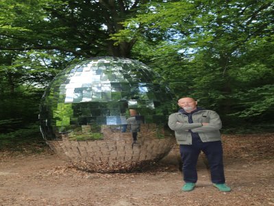 "Origine", c'est le nom de l'œuvre du collectif Les Plastiqueurs, basé à Canteleu près de Rouen. Fabrice Deperrois et Pauline Tehbault, artistes scénographes, ont travaillé sur cette œuvre qui capte le paysage.