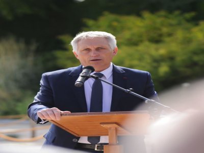 Joël Bruneau, maire de Caen, inaugure la nouvelle esplanade Frank Duncombe, du nom du créateur de la Colline aux oiseaux.   - Julien Forte