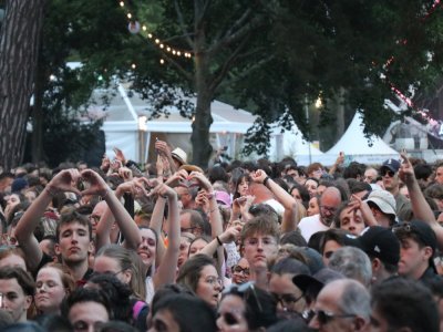 Le public était massé devant la scène en attendant l'arrivée de David Guetta.