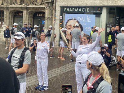 Le "torch kiss" entre Barbara Gest et Valérie Fourneyron, ancienne maire de Rouen devant la Cathédrale.