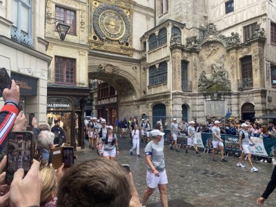 La flamme est passée par un lieu incontournable de la ville de Rouen : le Gros Horloge.