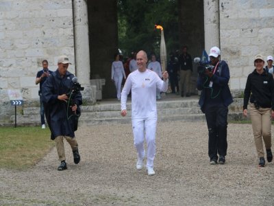 La flamme olympique est arrivée à Jumièges vers 10h24 vendredi 5 juillet au niveau de la mairie puis elle a fait étape à l'abbaye, située quelques mètres plus loin.