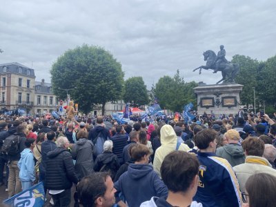 Malgré un horaire matinal, la foule était présente dans la ville aux cent clochers pour accueillir la torche devant l'hôtel de Ville de Rouen.