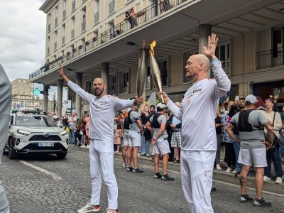 Torch kiss au bout de la rue de Paris : le nageur Hugues Duboscq s'apprête à parcours ses 200 m.