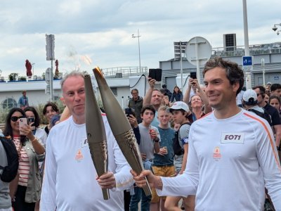 Le skipper havrais Charlie Dalin (à droite) était aussi au rendez-vous dans la cité océane aux côtés du sous-préfet du Havre Gilles Quénéhervé, lui-même médaillé aux JO de Séoul, en 1988. 