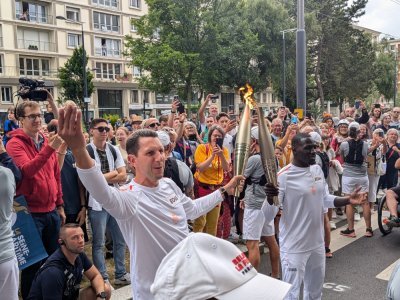 La foule au Havre, avenue Foch, où l boxeur Alfousseynou Kamara (à droite) champion du monde de savate boxe passe le relais à Sylvain Gouffier, triathlète et entrepreneur havrais. 