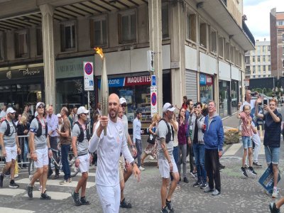 Hugues Duboscq, tout sourire, encouragé dans la rue de Paris.