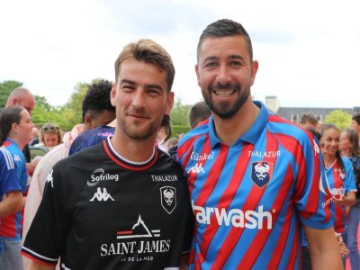 Valentin Henry (à gauche) et Mickaël Le Bihan (à droite) portaient les nouveaux maillots du SM Caen ce mercredi après-midi !