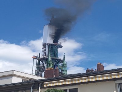 La flèche culmine à 152 m de haut.