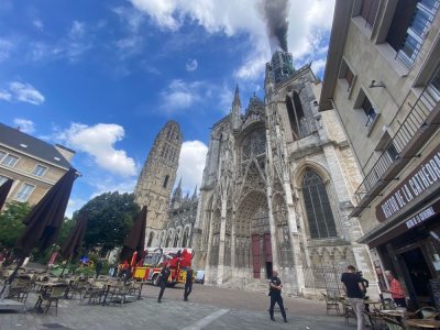 Les premiers pompiers sont arrivés au niveau de la flèche vers 12h30, grâce à de grandes échelles. - Erwan Hemard