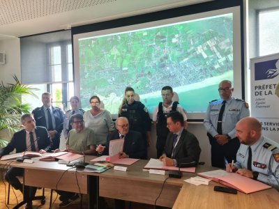 Au moment de la signature de la convention mercredi 10 juillet entre les mairies et les représentants de l'Etat.