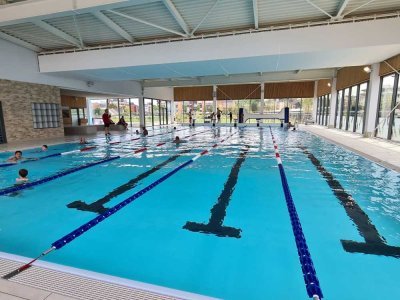 Le bassin intérieur de nage de 25m du centre aquatique de Cabourg.