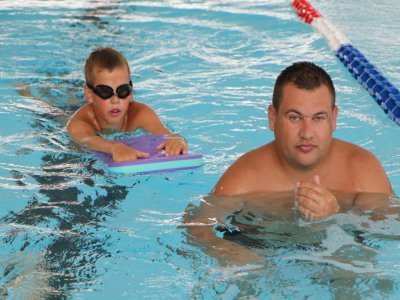 Apprentissage de la natation dans le bassin de 25m. 