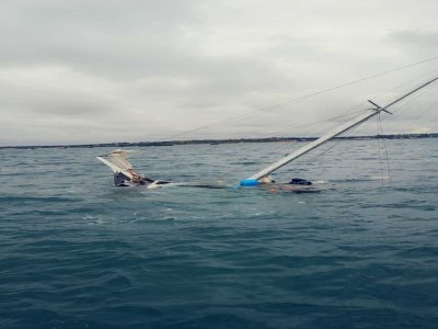 Il y avait déjà trop d'eau dans le voilier, ce dernier a fini par couler. - SNSM Courseulles-sur-Mer