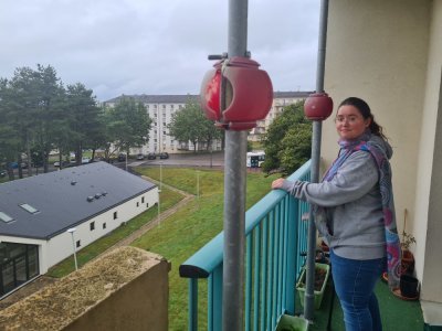 Les habitants, comme ici Aline Escolano, exigent dans une pétition de nouveaux balcons d'ici à deux ans.