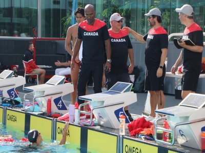 Greg Arkhurst (au centre, sans casquette) est l'un des entraîneurs de cette délégation canadienne.