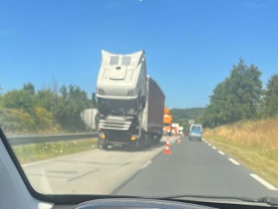 Un camion provoque d'importantes difficultés de circulation.