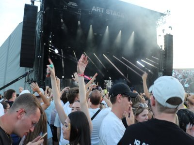 Le public durant le concert de l'artiste So La Lune.