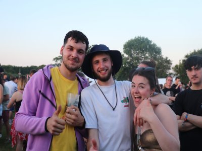 Nombreux sont ceux qui se sont rendus au festival entre amis. 