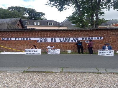 Le mouvement Mouv'Enfants a aussi affiché son soutien aux victimes devant le CAPE, fermé jusqu'à nouvel ordre. - Mouv'Enfants