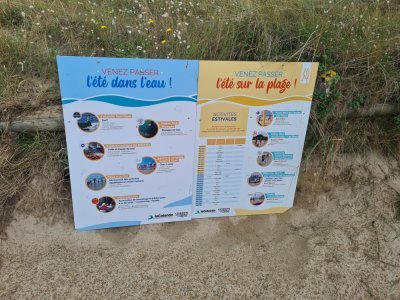 Un panneau d'information a été installé juste avant d'arriver sur la plage du Rozel.