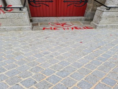 Les murs ainsi que le sol ont été entièrement couverts de symboles sataniques peints en rouge.