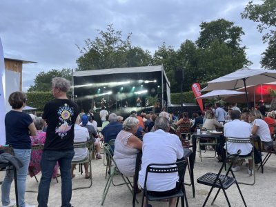 Les Bad Zukes ont accompagné en musique la soirée des premiers plagistes d'Alençon.