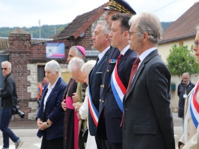 De gauche à droite : Monseigneur Dominique Lebrun, archevêque de Rouen, Guy Coponet, qui était présent lors de la prise d'otages, Roselyne Hamel, sœur du père Hamel, Joachim Moyse, maire de Saint-Etienne du Rouvray, Jean-Benoît Albertini, Antoine Bénard, député de la Seine-Maritime, Hubert Wulfranc, ancien député de Seine-Maritime et maire de Saint-Etienne-du-Rouvray au moment du drame.