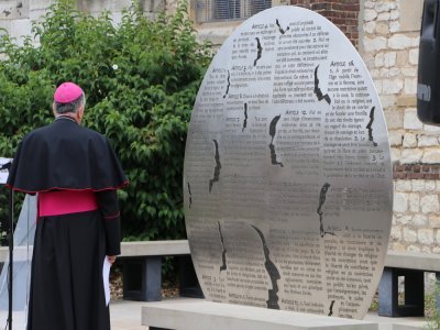 Monseigneur Dominique Lebrun, archevêque de Rouen, a évoqué l'un des articles de la Déclaration Universelle des Droits de l'Homme gravé sur la stèle.