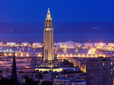 Panorama du Havre la nuit.