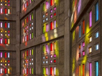 Les reflets de lumière sur les vitraux de la cathédrale Saint Joseph au Havre.