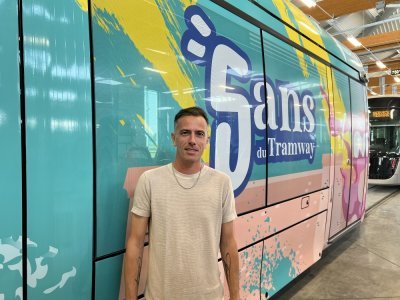 Le graffeur SoLiCe a réalisé le covering du tramway. - Keolis Caen