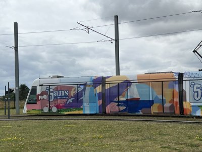 Une rame spéciale pour les 5 ans du tramway à Caen. - Keolis Caen