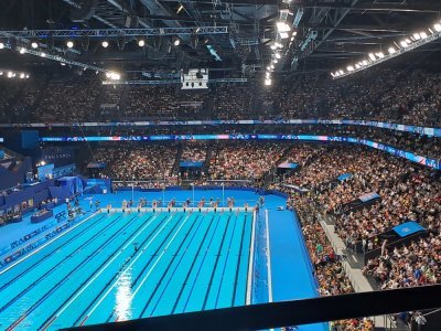 La piscine de Paris La Défense Arena est pleine de spectateurs. - Céline Lefèvre