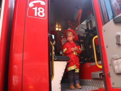 Les visiteurs du centre d'incendie et de secours de Sotteville-lès-Rouen étaient ravis ce jeudi 1er août. Ils ont pu monter dans le camion de pompiers !