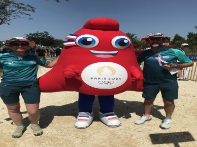 Avec la mascotte des Jeux olympiques.