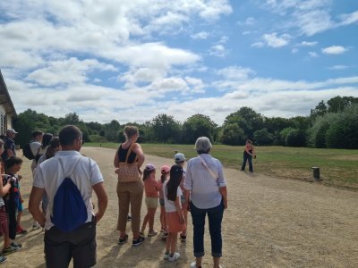 Sous les yeux des enfants, et des parents, Anne-Claire Birée, médiatrice culturelle au musée de Vieux-la-Romaine, montre le geste à faire pour jeter le disque le plus loin possible.