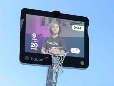 Un exemple de panier de basket connecté, figurant parmi les équipements sportifs proposés par la Ville.