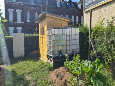 Le jardin Rosemonde dispose d'une cuve à récupération d'eau de pluie.