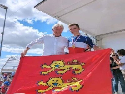 Daniel Mangeas et Paul Lapeira après le titre de champion de France obtenu à Saint-Martin-de-Landelles.