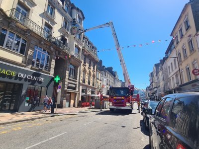 Des passants ont applaudi une fois le volet récupéré par l'un des pompiers.