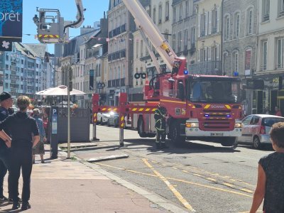 La circulation a été coupée pendant l'intervention des pompiers.