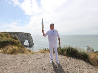 David Douillet avec la flamme olympique sur les falaises de Seine-Maritime. - Paris 2024 / Maxime Le Pihif