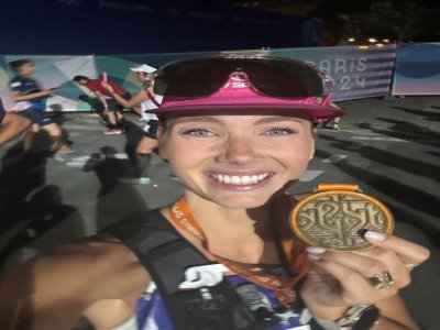 Amandine Petit qui pose avec sa médaille du Marathon pour tous aux JO 2024. - Amandine Petit via Instagram