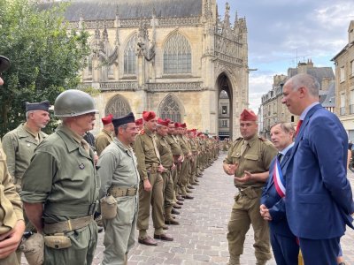 Le préfet de l'Orne, Sébastien Jallet, et le maire d'Alençon, Joaquim Pueyo, sont venus saluer les bénévoles.