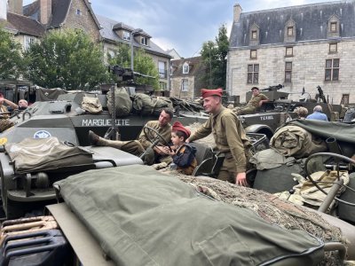 Les enfants ont eu le droit à leur photo dans les véhicules militaires.