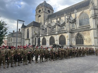 La cinquantaine de reconstitueurs de la colonne Leclerc devant la basilique Notre-Dame d'Alençon.