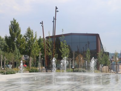 Pour lutter contre les îlots de chaleur, des jets d'eau ont été pensés. Ils permettent également aux enfants de se rafraîchir en cas de fortes chaleurs comme durant le mois d'août où les familles se sont réunies sur les quais.