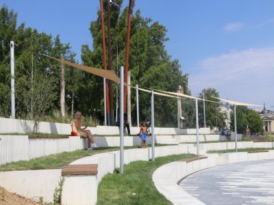 Ils peuvent accueillir près de 150 personnes et ont été pensés à la fois comme des bancs pour se reposer, mais aussi comme de vrais gradins lorsque des spectacles se produiront en extérieur sur la scène de l'Agora.